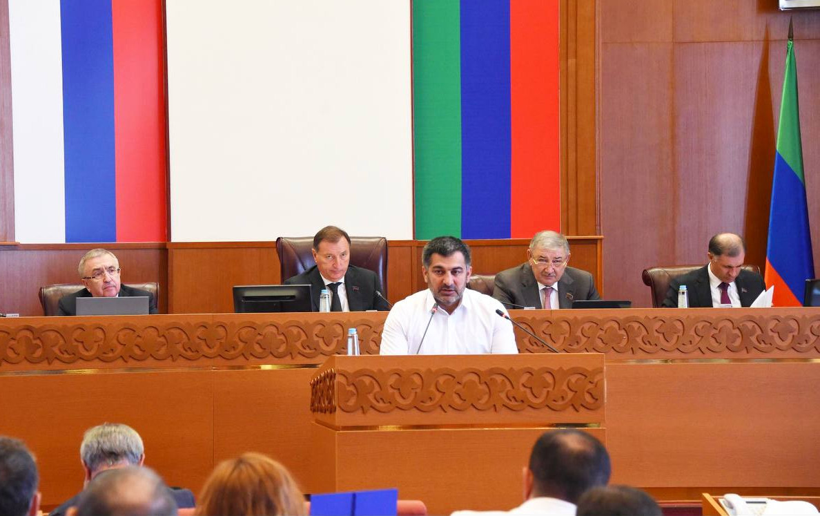 Гаджи Султанов представил новый законопроект на сессии Народного Собрания РД